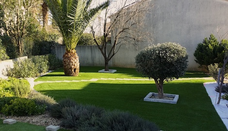 pelouse synthétique dans un jardin
