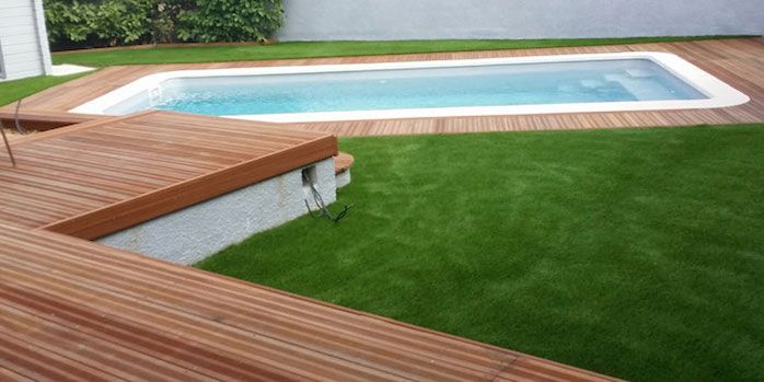 terrasse en bois et gazon synthétique